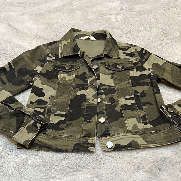 Camo denim jacket NWOT size M - Picture 1 of 2